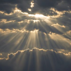 clouds  sunrays  sun above